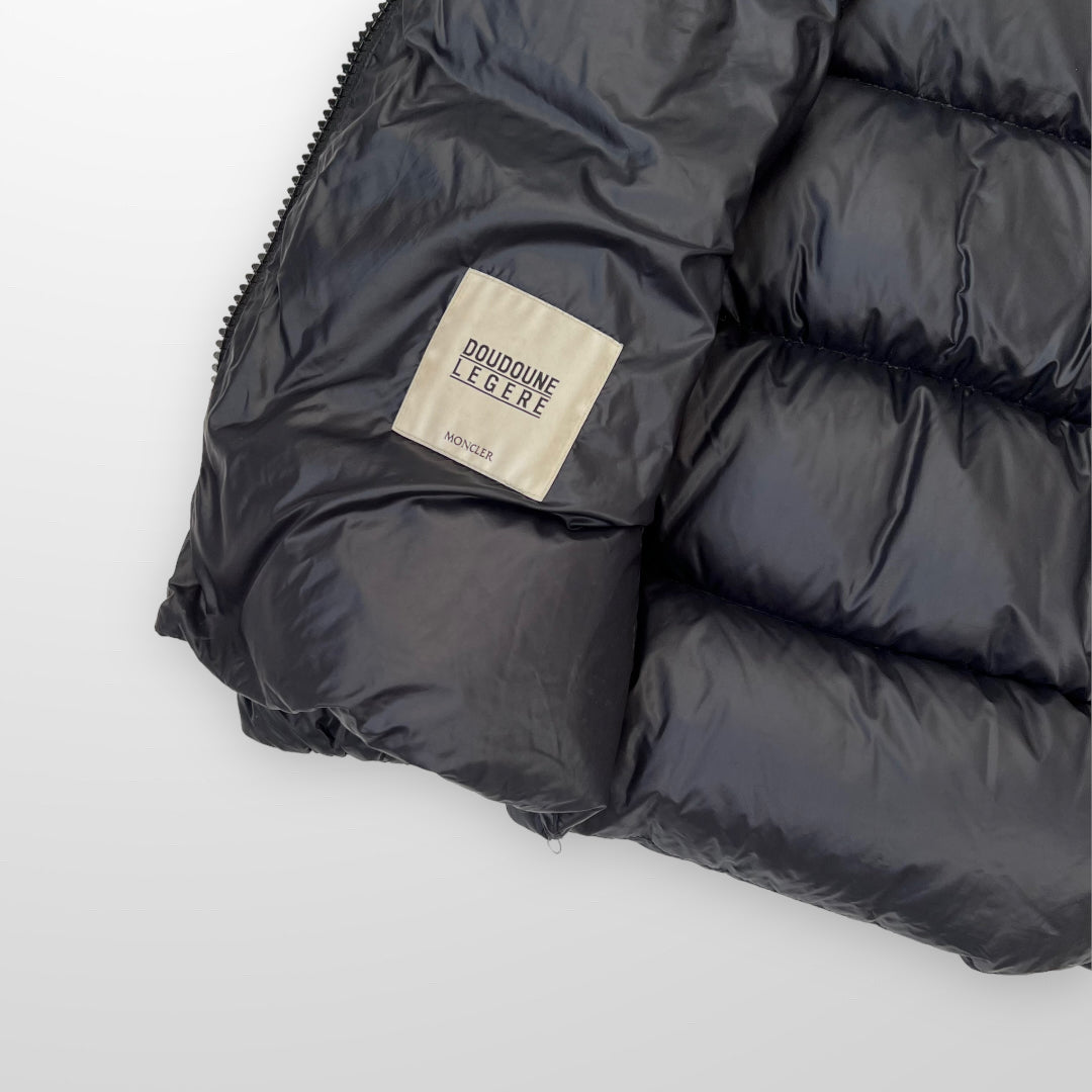 Moncler Seritte Short Down Puffer Jacket In Night Blue